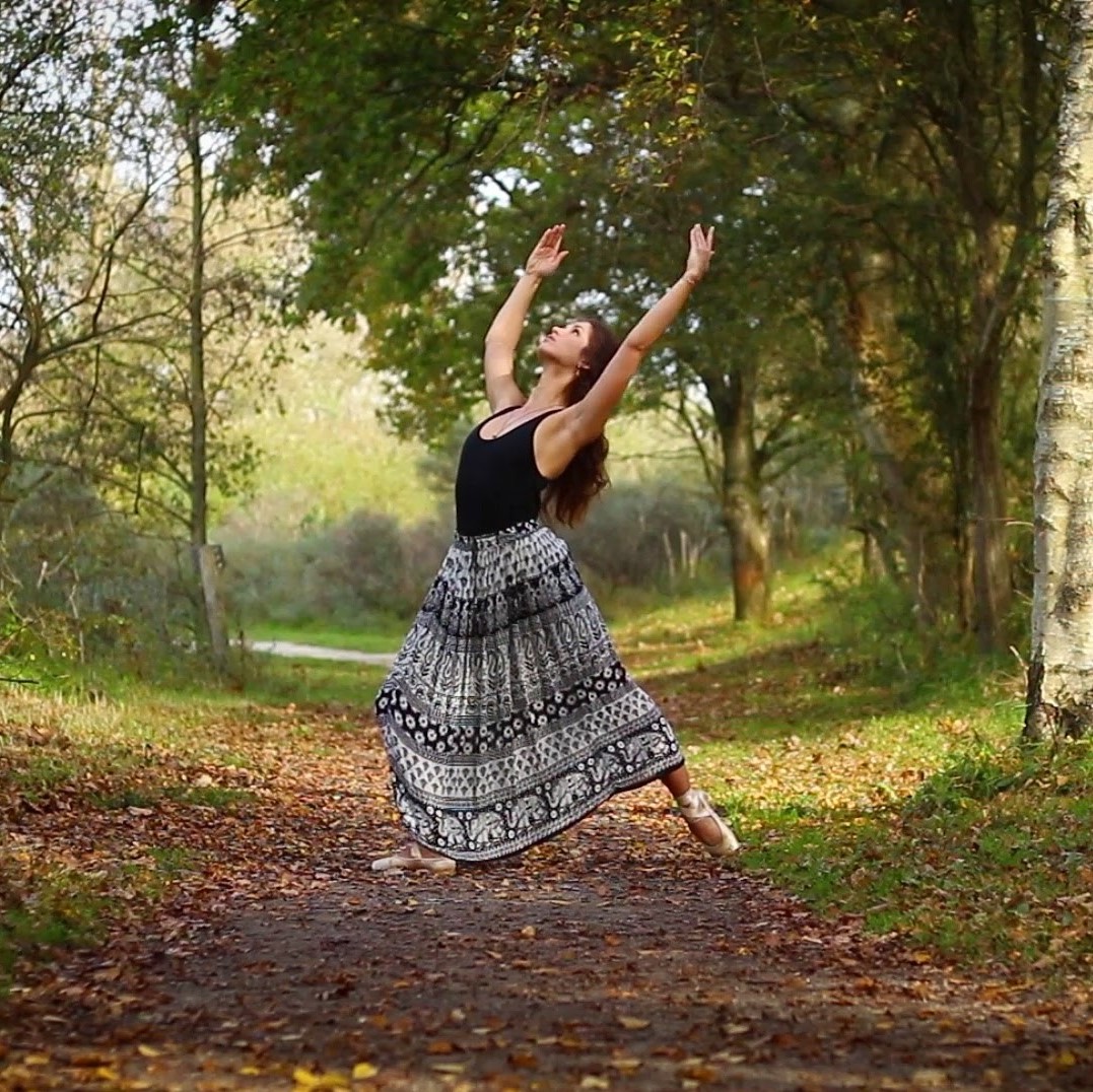 Michelle in Wassenaarseslag bos tijdens dans zelfportret opnames op spitzen
